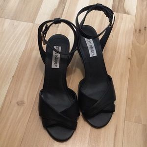 Steve Madden black peep toe strappy wedges 7